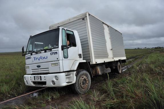 A Fiona guincha um caminhão atolado perto da Aldeia Aponwao, na Grand Sabana, na Venezuela